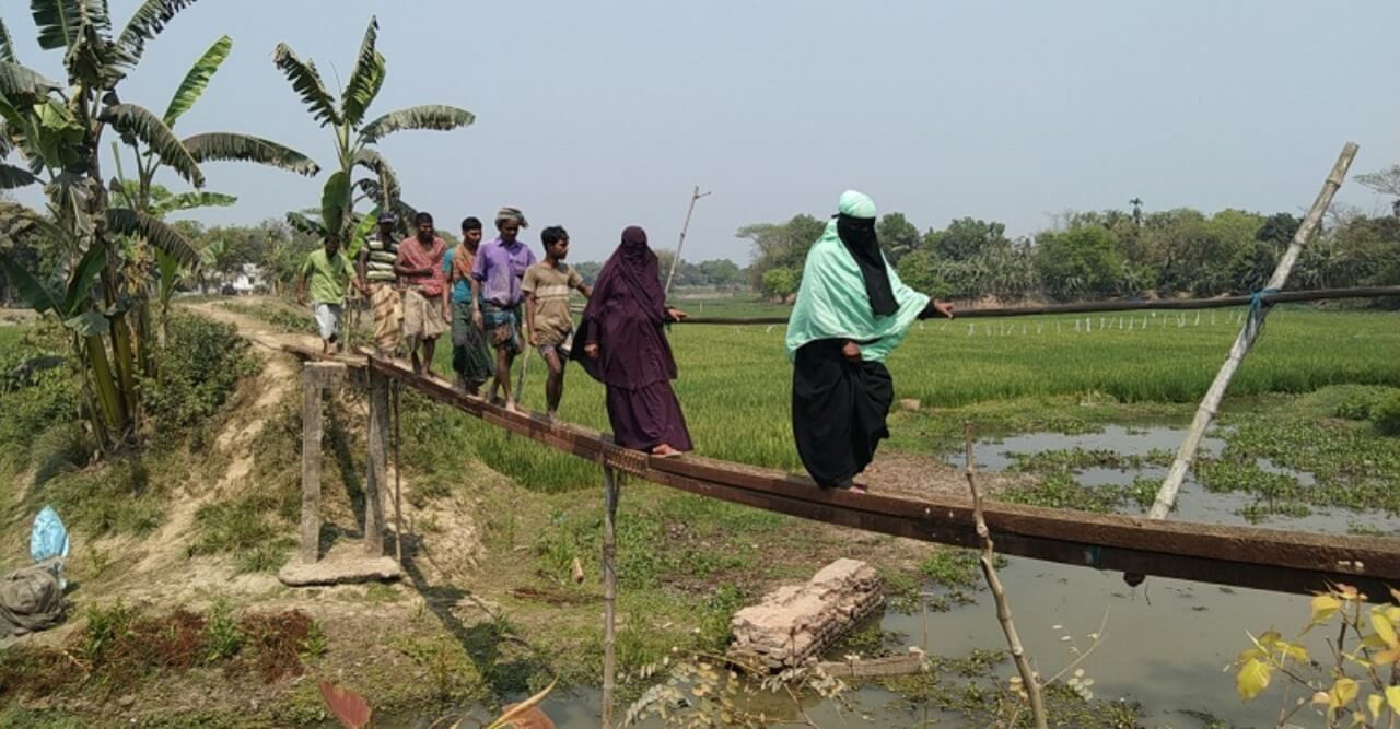 স্বাধীনতার ৫১ বছরেও ভাঙ্গা ব্রীজটি মেরামত করা হয়নি