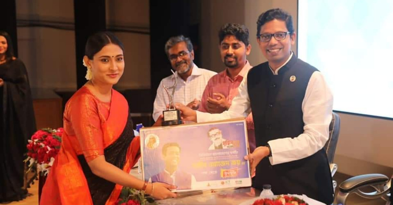 প্রতিমন্ত্রীর হাত অ্যাওয়ার্ড পেলেন মেহজাবিন চৌধুরী