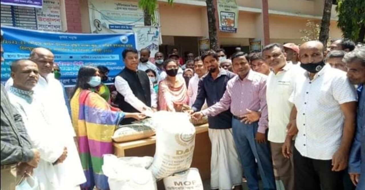 চন্দনাইশে ১২’শ কৃষকের মাঝে কৃষি প্রণোদনা বিতরণ