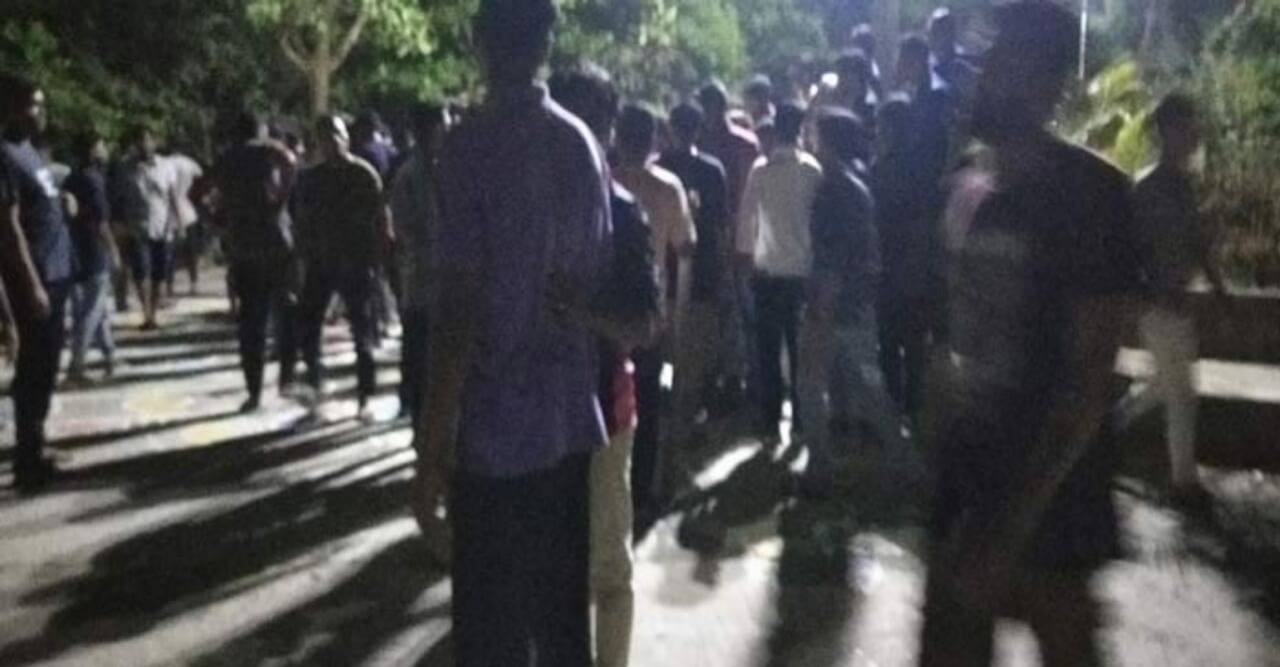 বশেমুরবিপ্রবিতে রাতভর সংঘর্ষ ; দেশীয় অস্ত্রের মহড়া- ভাঙচুর