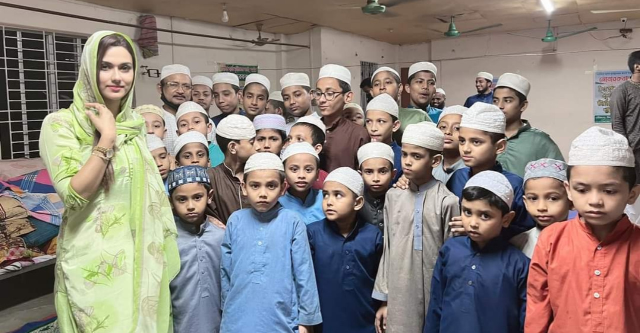 এতিম শিশুদের সঙ্গে ইফতার করলেন চিত্রনায়িকা ববি