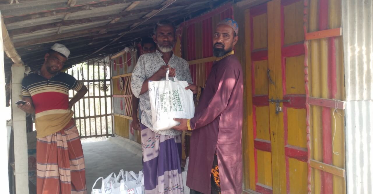 কৈখালীতে আহ্ছানিয়া মহিলা মিশনের উদ্যোগে ইফতার বিতরণ