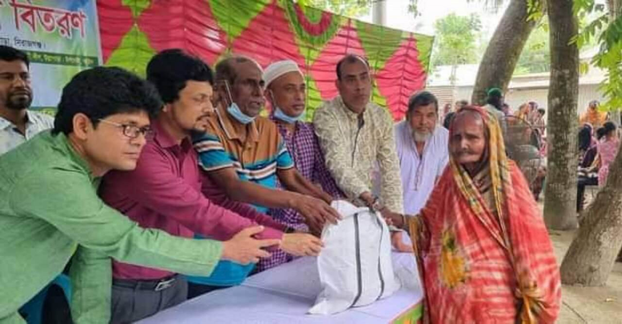 "আমরা উল্লাপাড়ার সন্তান" (আউস) এর উদ্যোগে ইফতার সামগ্রী বিতরণ