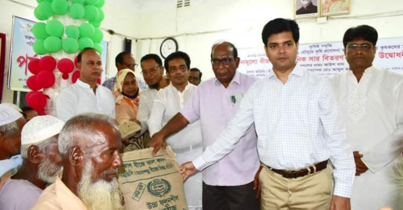 নাটোরের গুরুদাসপুরে বিনামূল্যে আউস ধানের বীজ ও সার বিতরন