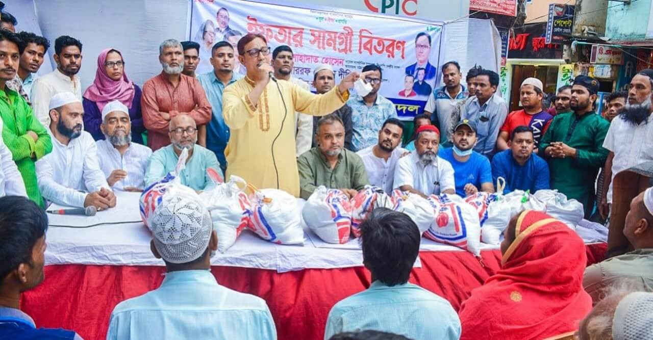 বাকলিয়াতে মাদক ও সন্ত্রাসীদের নৈরাজ্য চলছে: ইফতার ও সেহরি সামগ্রী বিতরণকালে ডা. শাহাদাত হোসেন