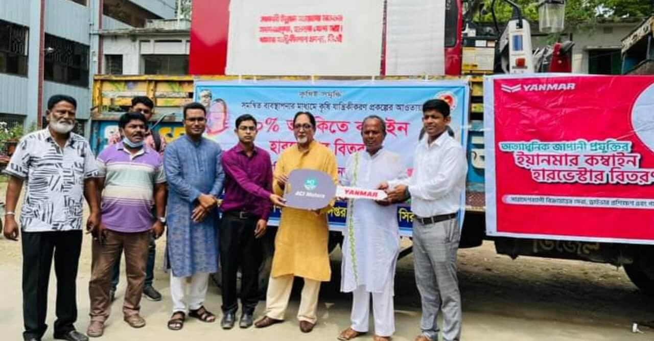 উল্লাপাড়ায় কৃষকদের মাঝে সার, বীজ ও কম্বাইন হারভেস্টার বিতরণ