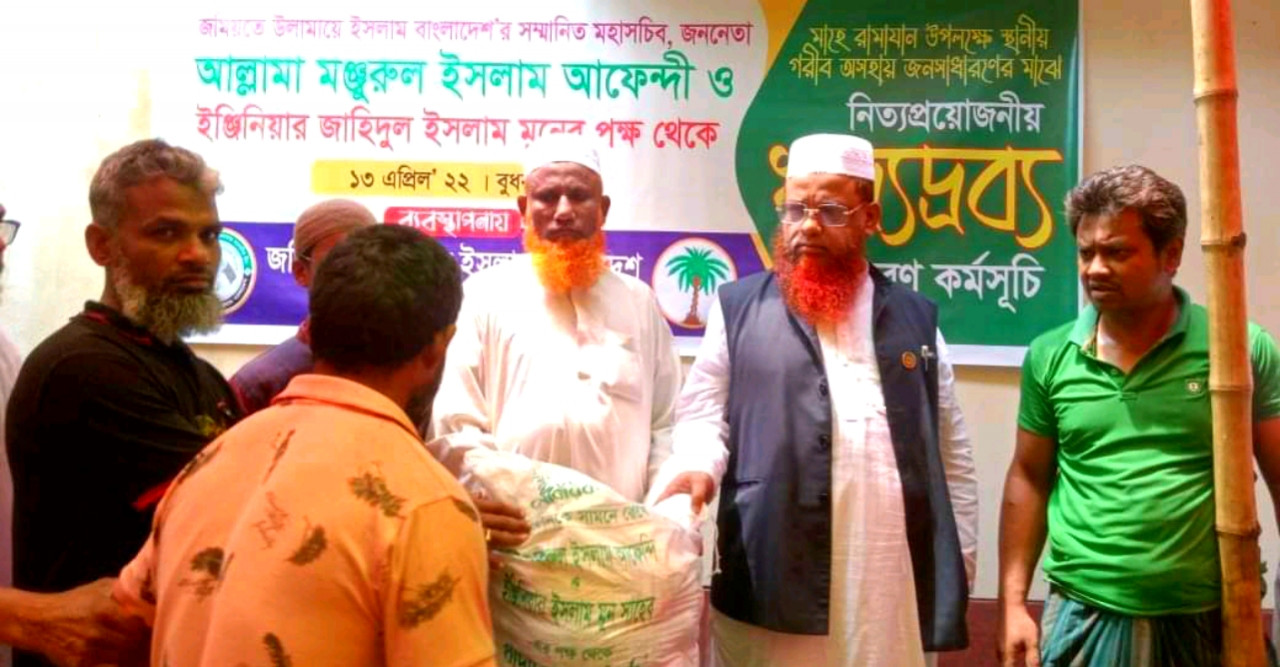 ডোমারে আল্লামা আফেন্দী’র খাদ্য সামগ্রী বিতরণ