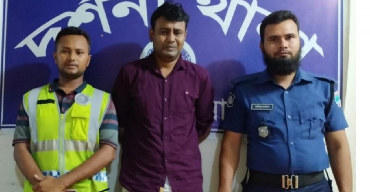 দর্শনায় ফেনসিডিলসহ উদ্ভিদ সংগনিরোধের ষ্টোর কিপার গ্রেফতার