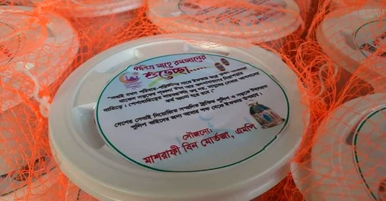 দায়িত্বরত ট্রাফিক, টহল পুলিশদের ইফতার পাঠালেন মাশরাফী