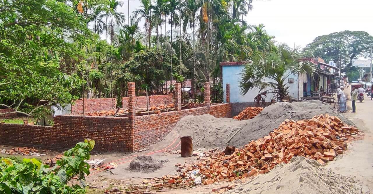 মুক্তিযোদ্ধা পরিবারের জমি দখলে নিয়ে গভীর রাতে ঘর নির্মান
