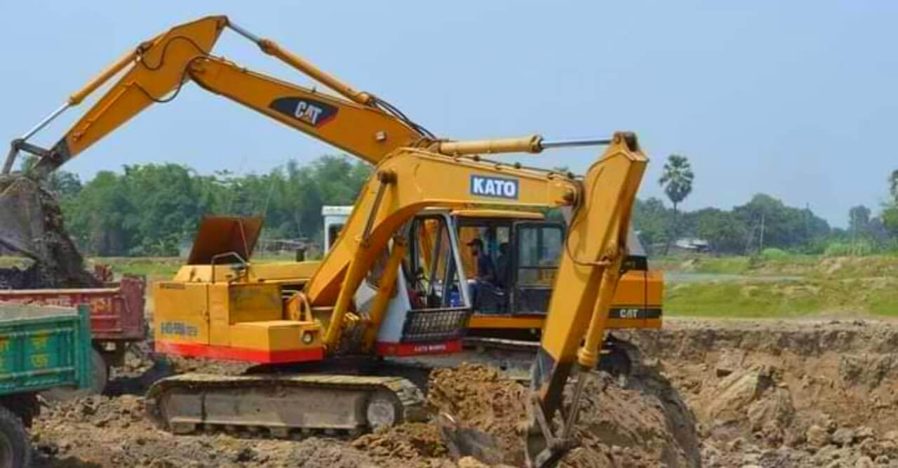 হাইকোর্টের নিষেধাজ্ঞা অমান্য করে চলছে পুকুর খনন