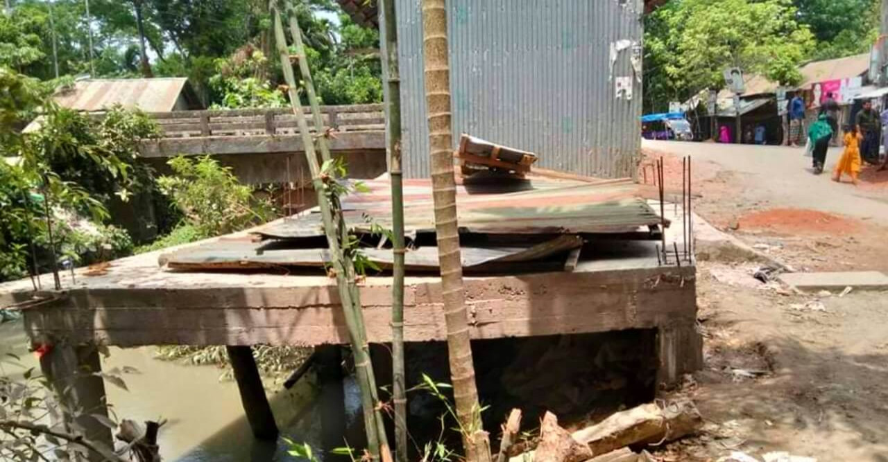 পাথরঘাটায় সরকারি খাল ভরাট করে সাবেক অধ্যক্ষের অবৈধ স্থাপনা নির্মান