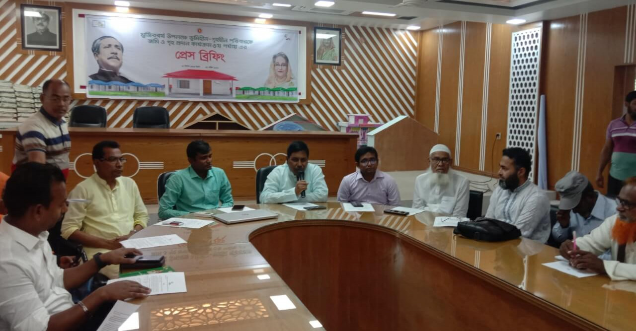 ভূমিহীন ও গৃহহীন পরিবারকে জমি ও গৃহ প্রদান