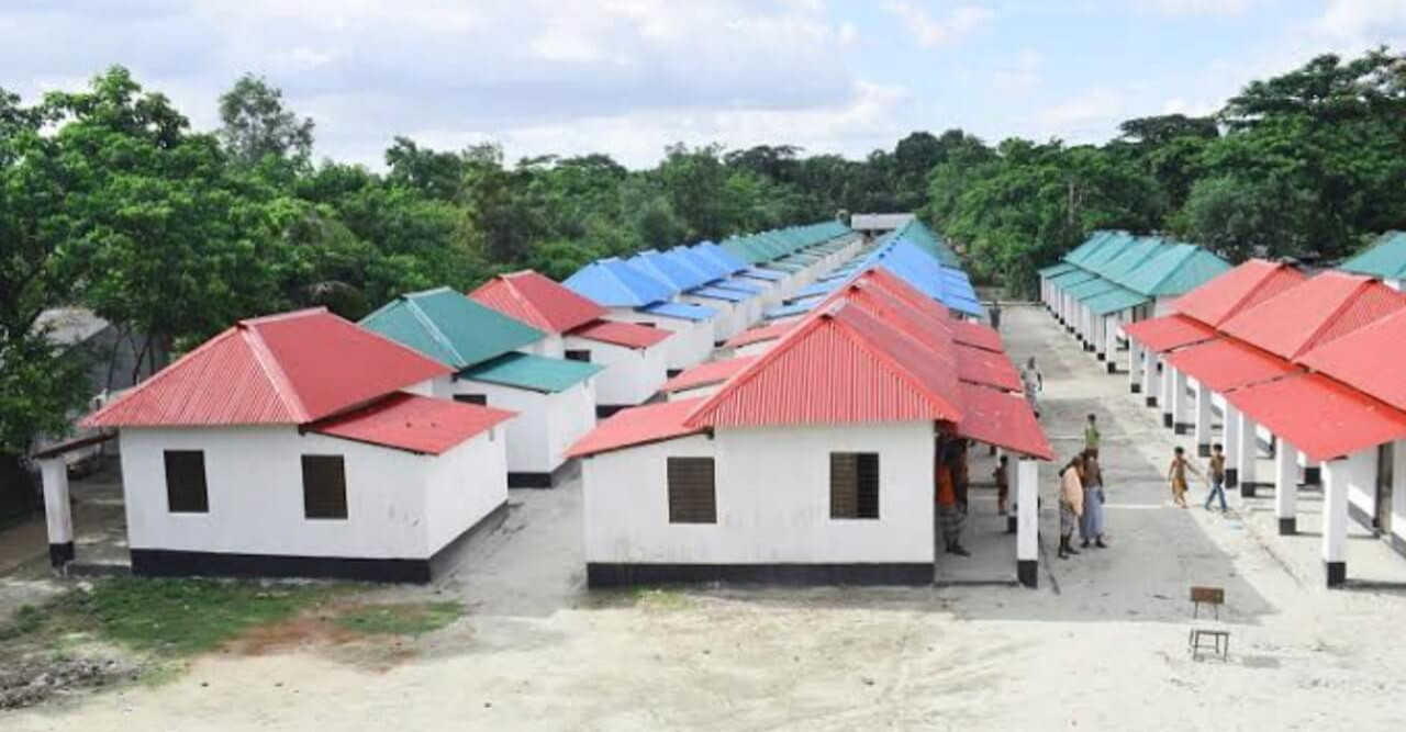 মাননীয় প্রধানমন্ত্রীর উপহার পাচ্ছে প্রায় ৩৩ হাজার ভূমিহীন ও গৃহহীন পরিবার