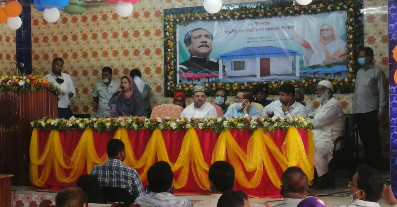 নড়াইলে ঈদ উপহার হিসেবে পেলেন জমিসহ ঘর