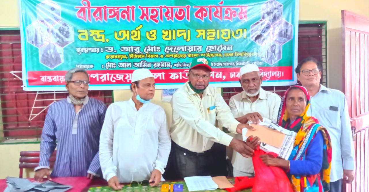 ডোমারে বীরাঙ্গনাদের বস্ত্র, অর্থ ও খাদ্য সহায়তা প্রদান