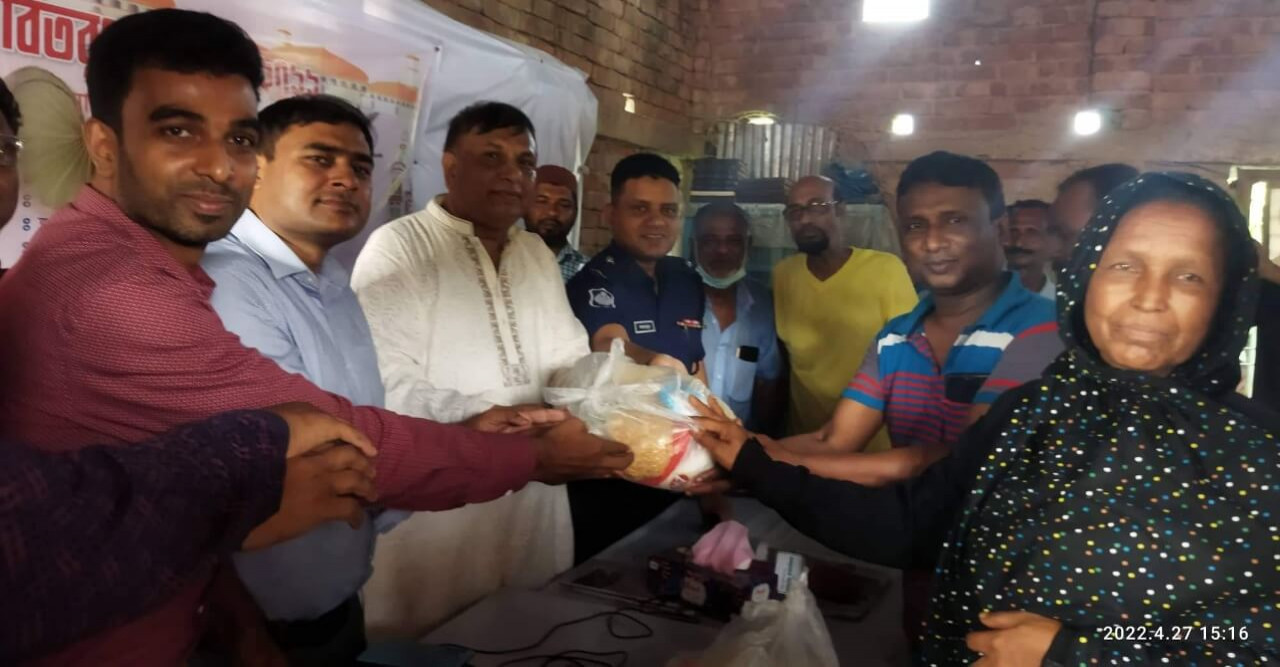 বটিয়াঘাটা প্রেসক্লাবের উদ্যোগে ঈদ সামগ্রী বিতরণ