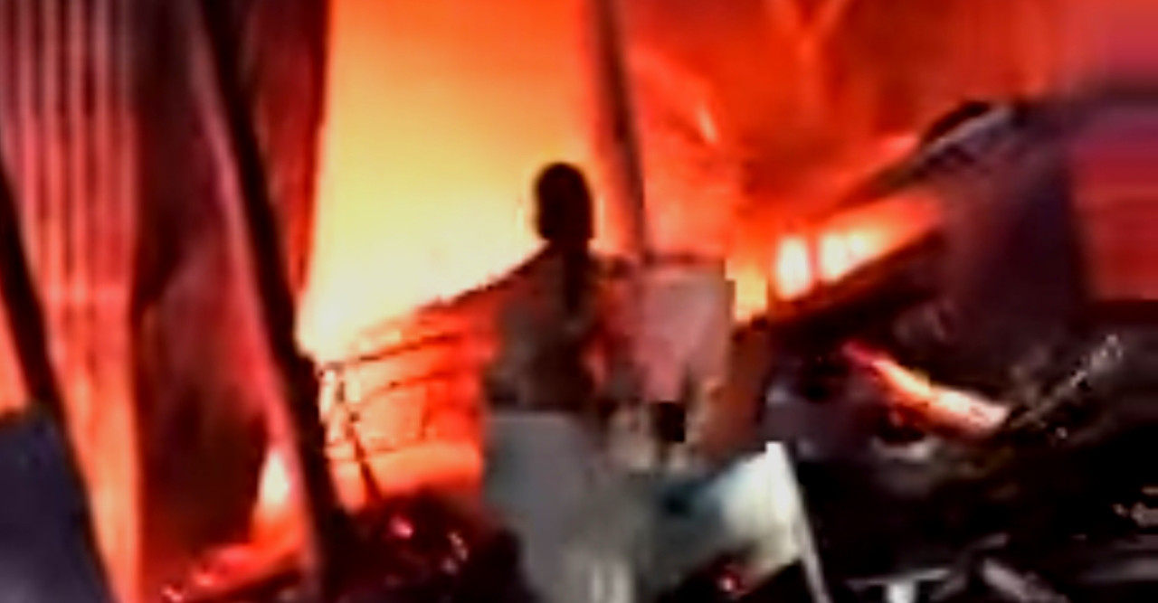 ডোমারে অগ্নিকাণ্ডে ঘর পুড়ে ছাই