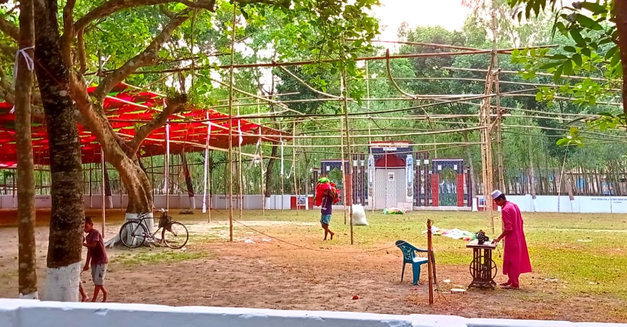 ঈদের নামাজের জন্য প্রস্তুত হচ্ছে ডোমার কেন্দ্রীয় ঈদগাহ