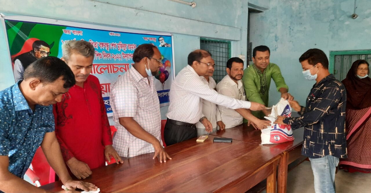 বুদ্ধি প্রতিবন্ধী শিক্ষার্থীদের মাঝে ঈদ উপহার বিতরণ