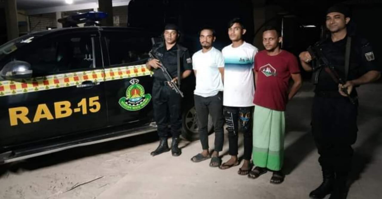 মেরিন ড্রাইভ রোডে ৩ ছিনতাইকারী আটক