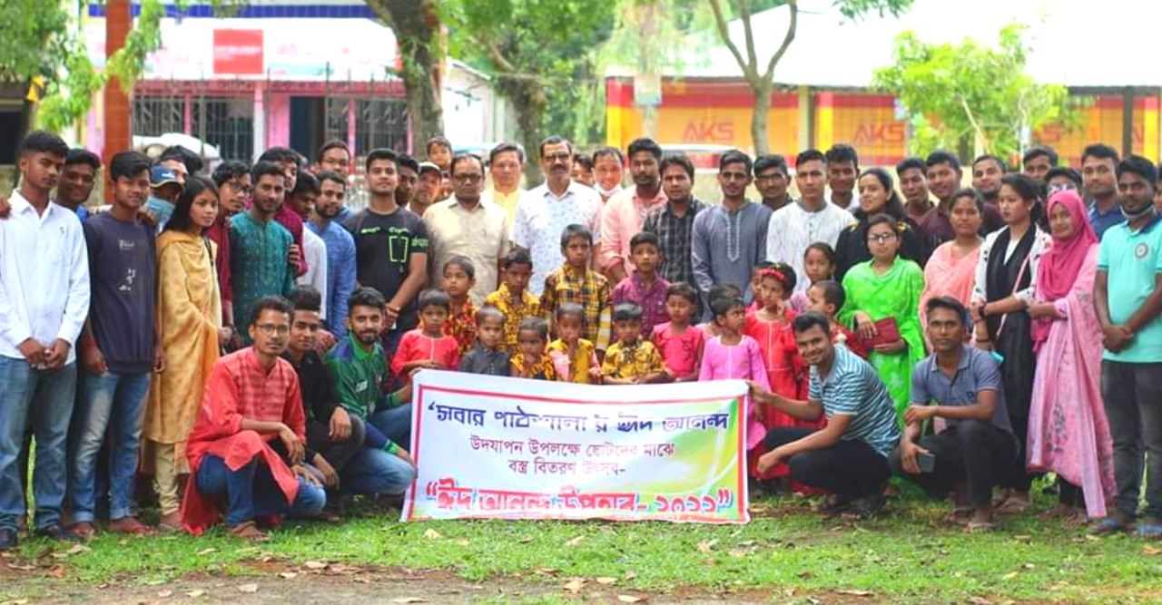 শিশুদের মাঝে ‘সবার পাঠশালা’ এর ঈদ আনন্দ উপহার বিতরণ