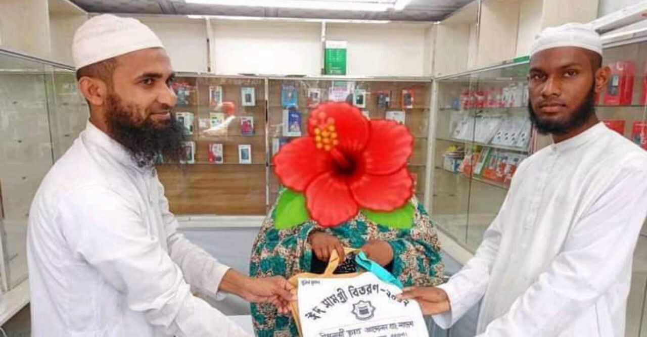 পাথরঘাটায় ছাত্র আন্দোলন এর পক্ষ হতে ঈদ সামগ্রী বিতরণ