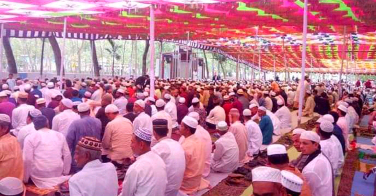 ডোমার কেন্দ্রীয় ঈদগাহে পবিত্র ঈদুল ফিতরের নামাজ অনুষ্ঠিত