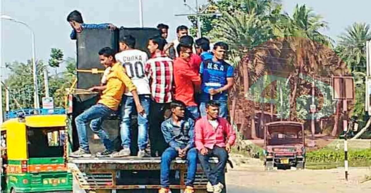 গাড়িতে সাউন্ড বক্স বাজিয়ে নাচানাচি অতঃপর গাড়ি আটক