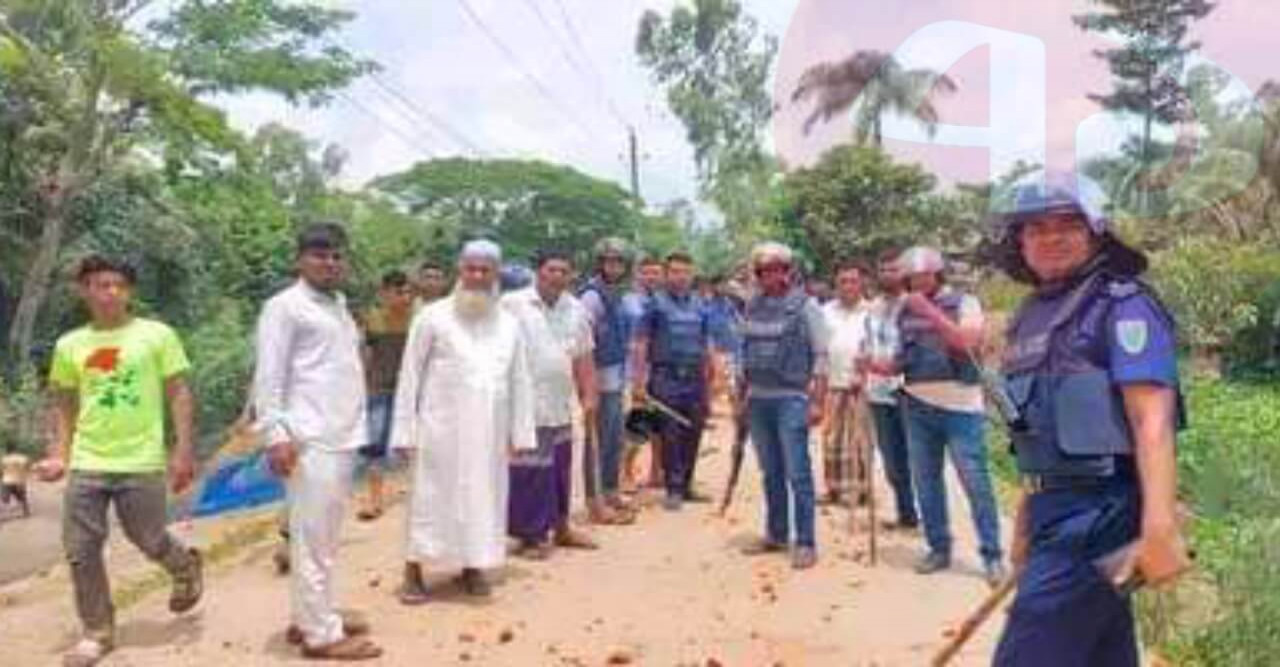 কবরস্থানের জায়গাকে কেন্দ্র করে দু'পক্ষের সংঘর্ষে ওসিসহ আহত অর্ধশতাধিক