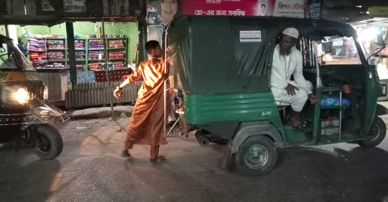 কাটাখালী বাজারে সিএনজির সাথে ধাক্কা লেগে আহত -১
