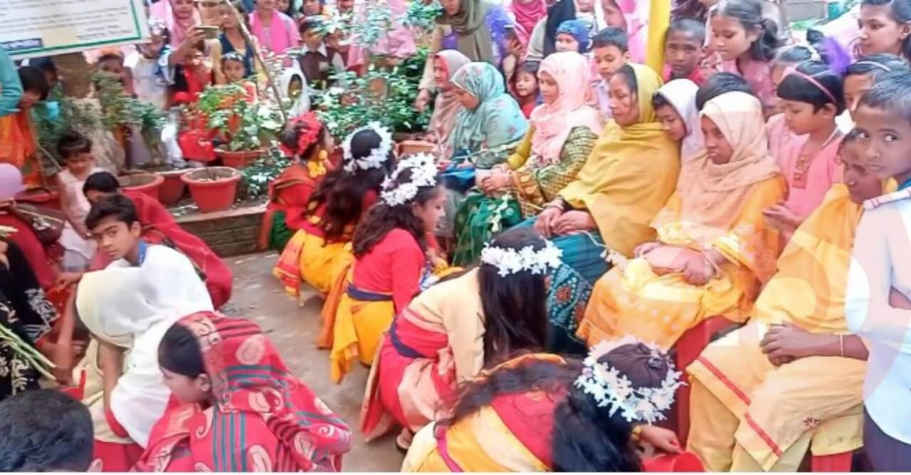 মা দিবসে মায়ের পা ধুয়ে সম্মান জানালো শিক্ষার্থীরা