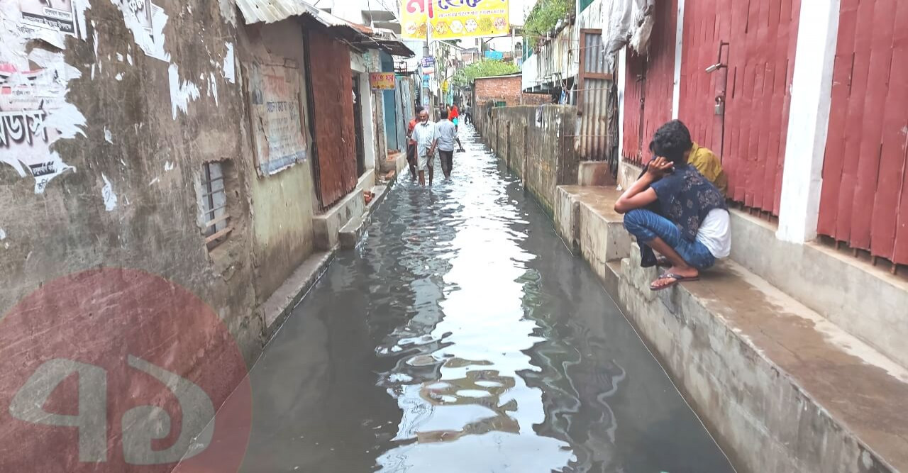 মৌসুমের হালকা বৃষ্টিতেই ডুবে গেছে বাকলিয়ার একাংশ