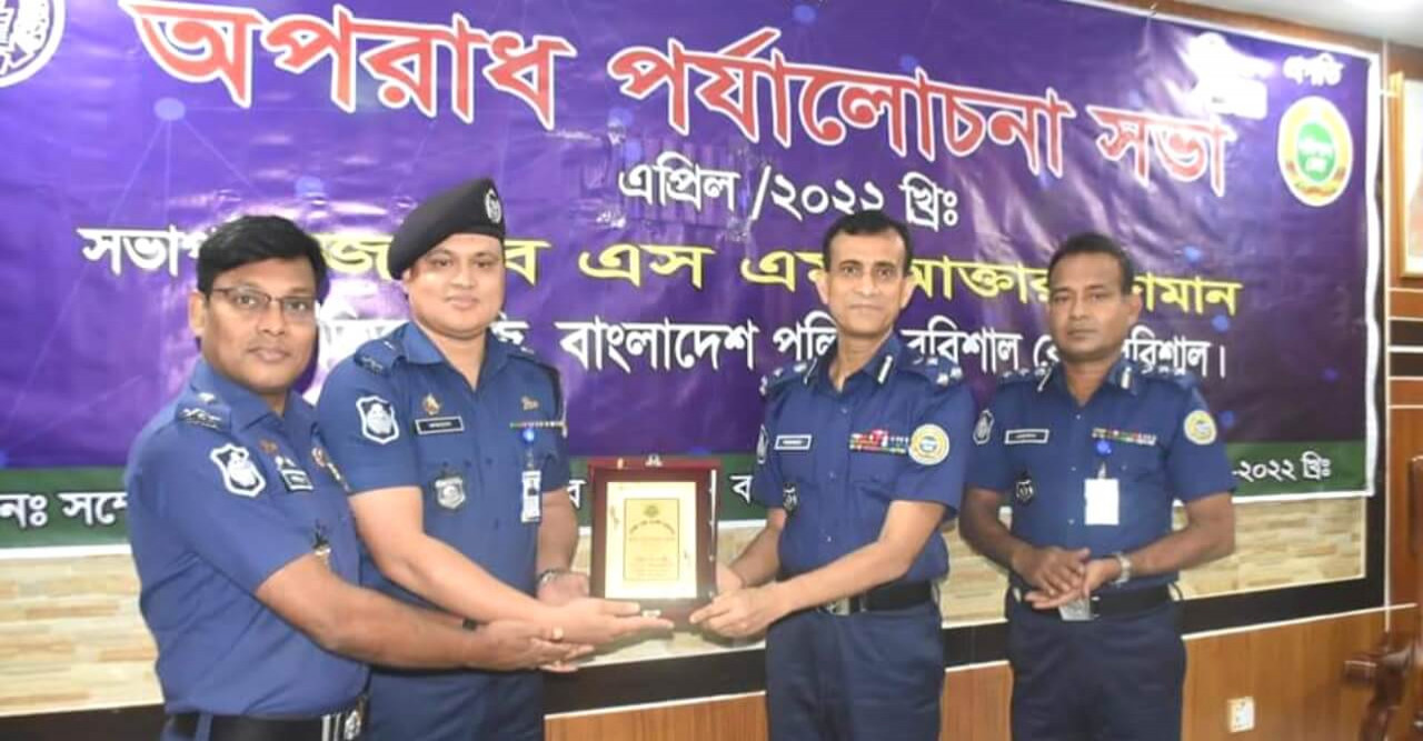 বরিশাল রেঞ্জে শ্রেষ্ঠত্ব অর্জন করেন ভোলার এএসপি ও ওসি