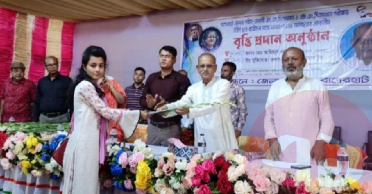 ৩১২ শিক্ষার্থী পেল জেলা পরিষদের বৃত্তি
