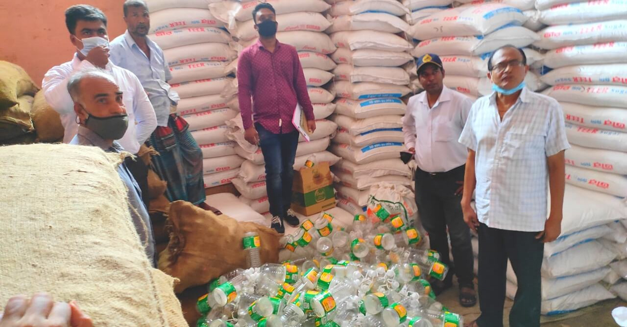 অবৈধভাবে মজুদ করা ৫২০০ লিটার সয়াবিন তেল জব্দ