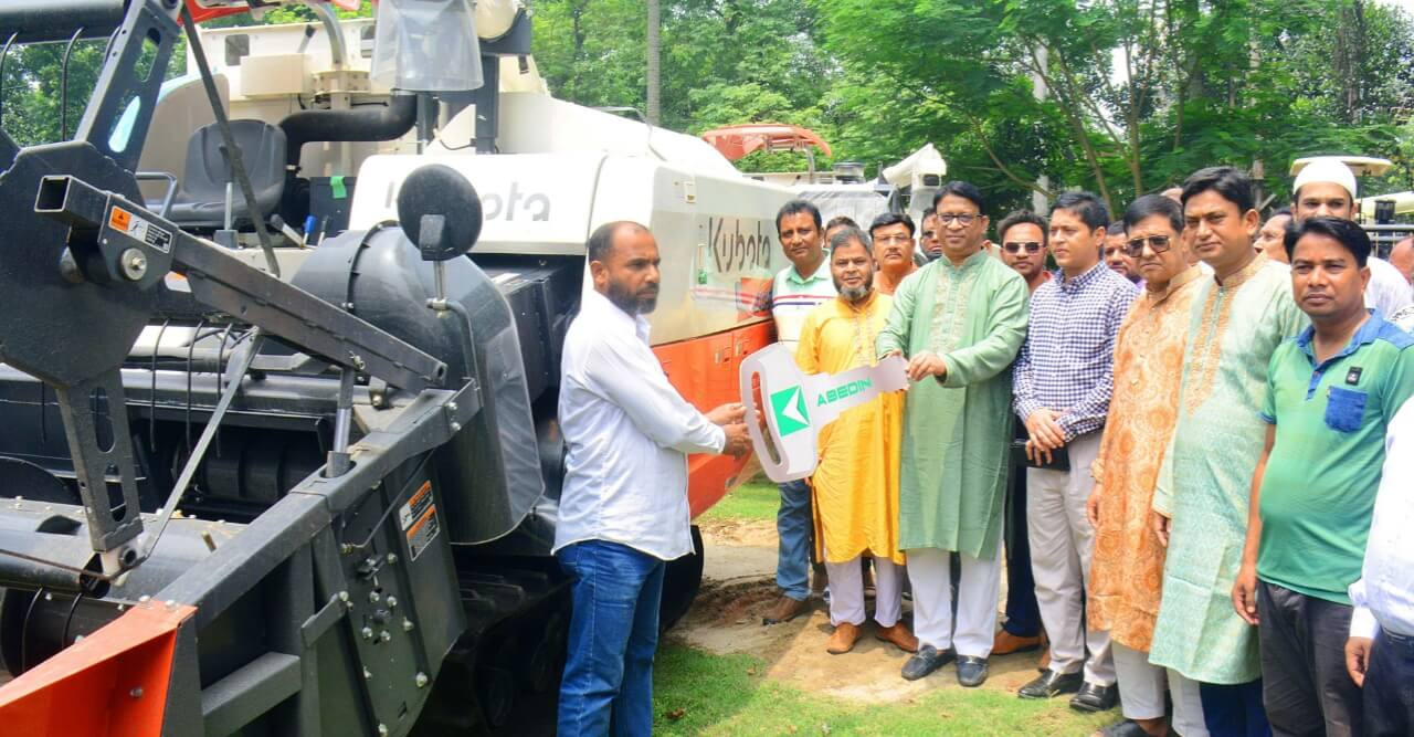 কৃষকদের মাঝে কৃষি যন্ত্র বিতরন