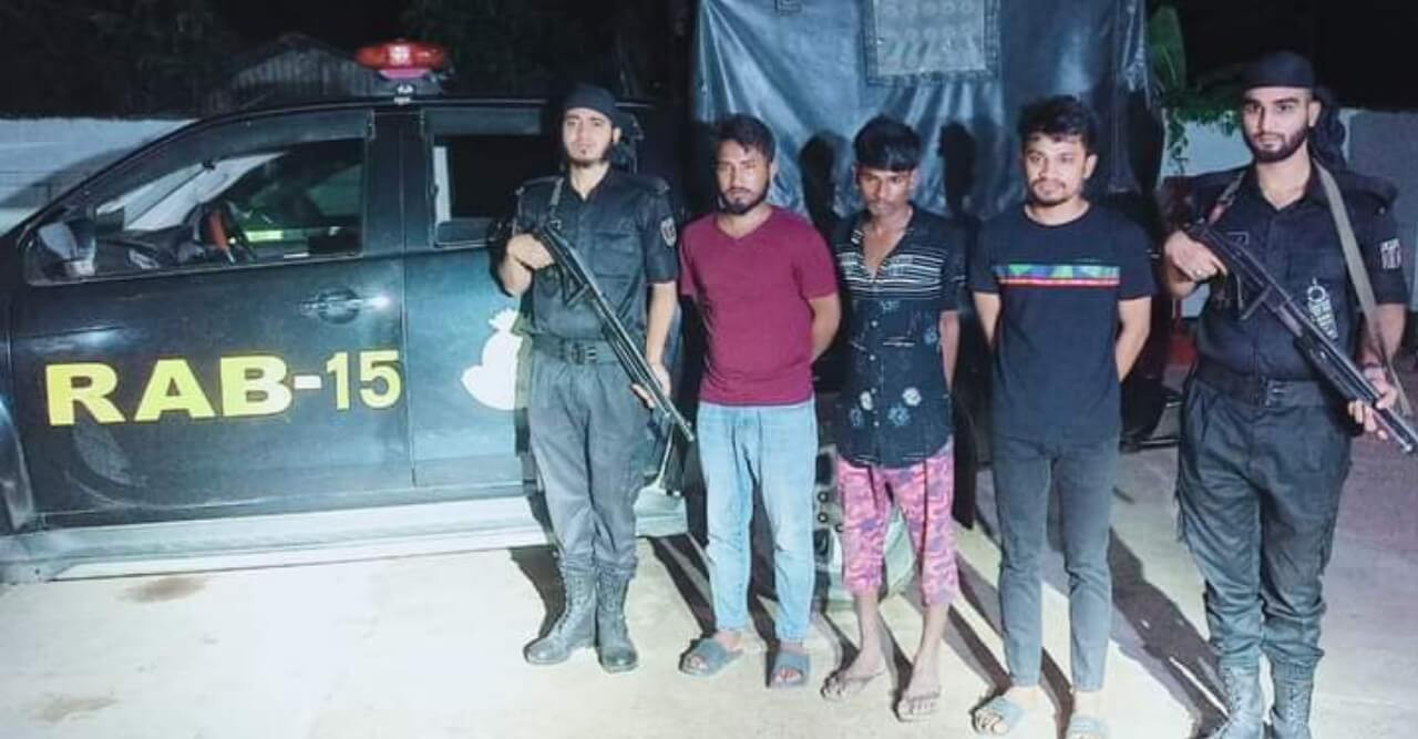 র্যাব-১৫ এর অভিযানে তিন ছিনতাইকারী আটক