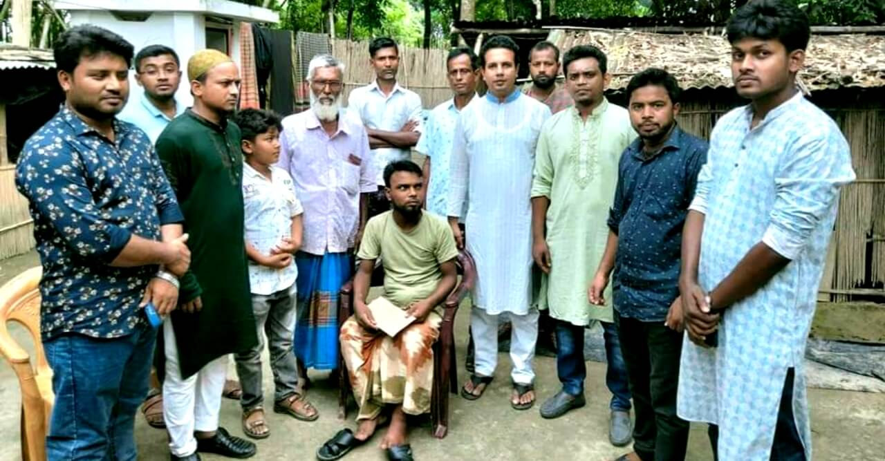 অসহায় মাজহারুল ইসলাম এর পাশে গণ অধিকার পরিষদ