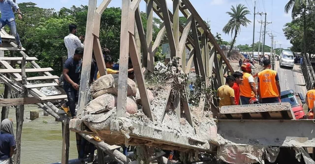 ভোলায় ট্রাকসহ ভেঙে পড়ল বেইলি ব্রিজ