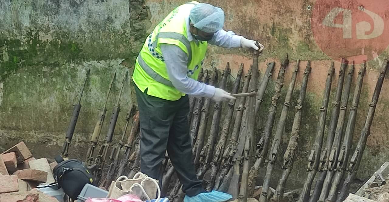 মাটি খুঁড়তে গিয়ে ২৪টি থ্রি-নট-থ্রি রাইফেল ও ৩টি এসএলআর আগ্নেয়াস্ত্র উদ্ধার