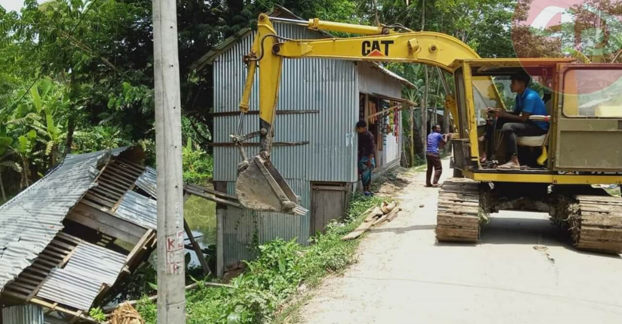 আমতলীতে অবৈধ উচ্ছেদ অভিযানে  গুড়িয়ে দিল ১০টি স্হাপনা