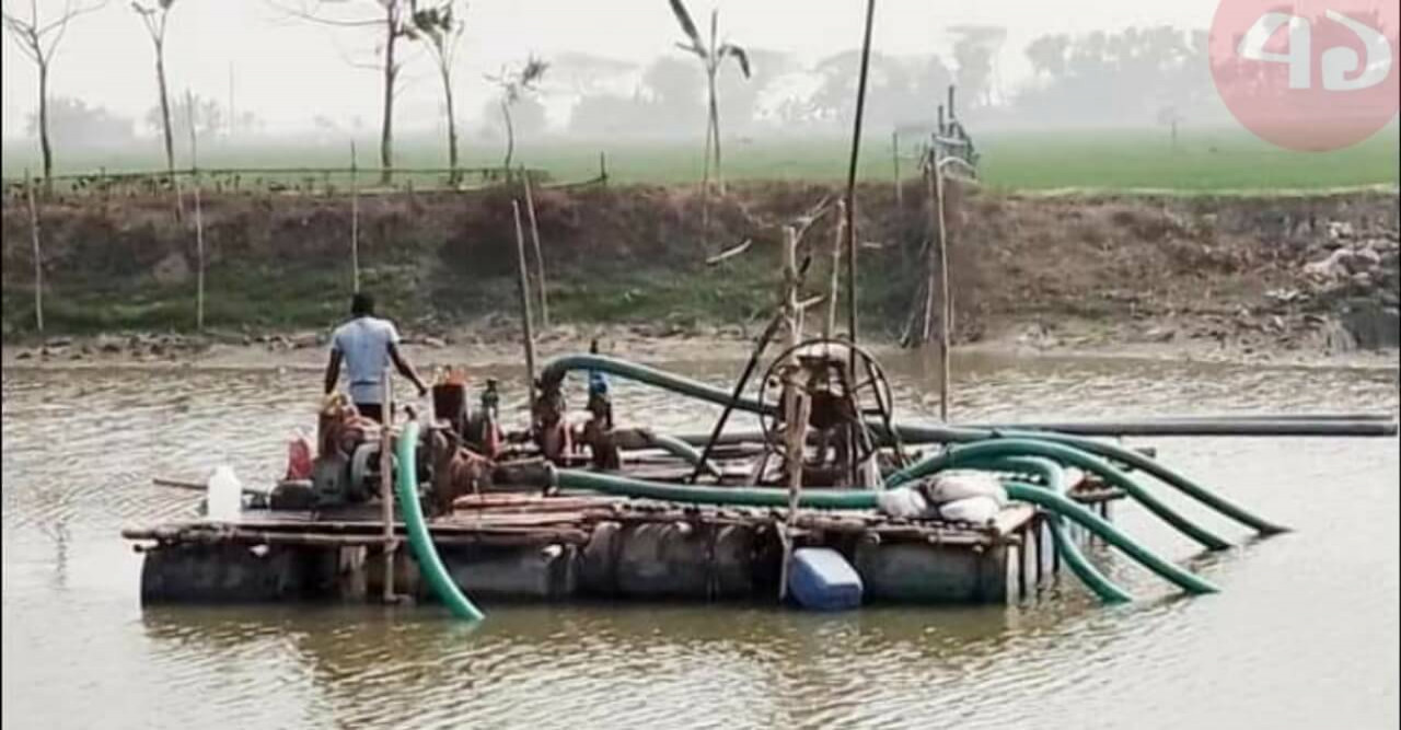নদীতে অবৈধ বালু উত্তোলনে ড্রেজার মেশিন জব্দ