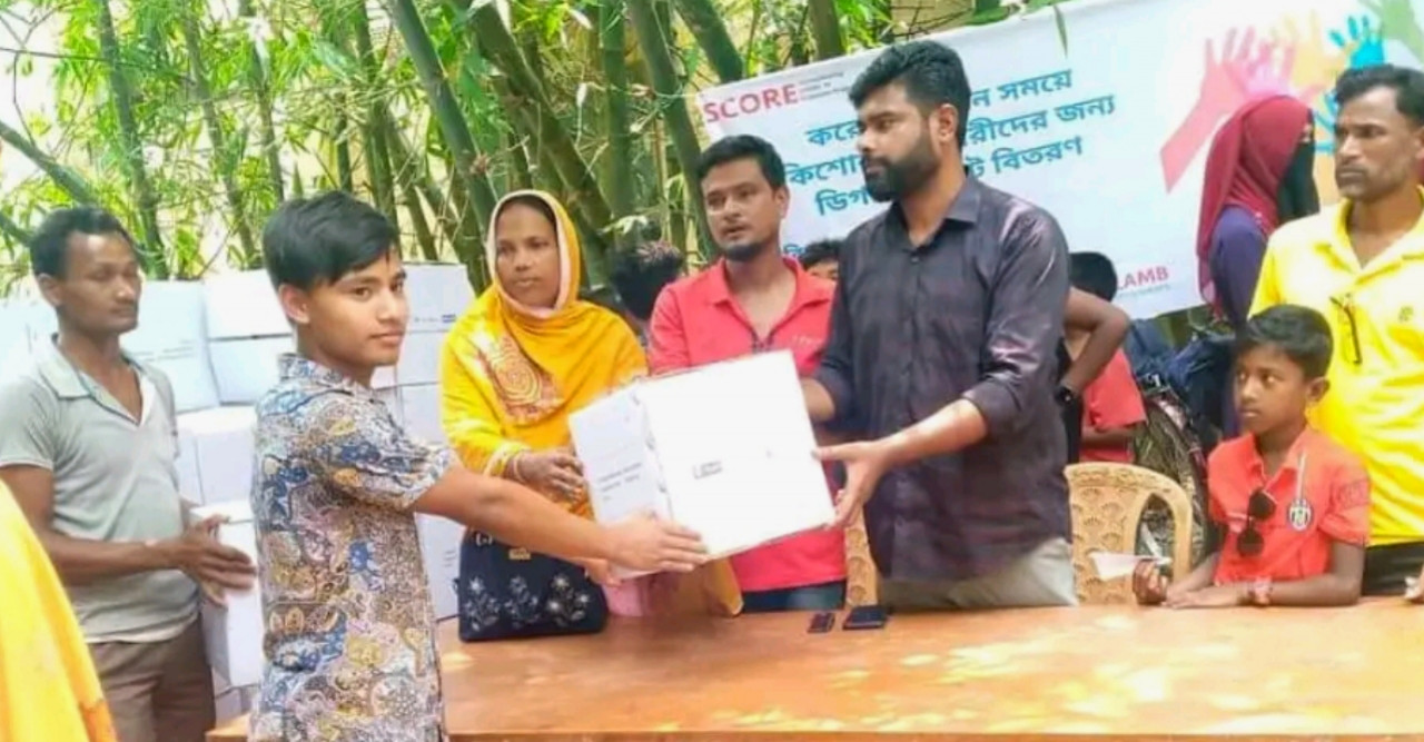 ডোমারে কিশোর-কিশোরীদের ডিগনিটি কিট বিতরণ