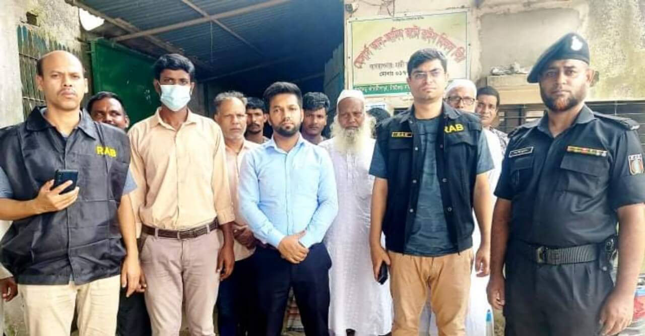 অবৈধভাবে ধান মজুদ রাখায় দুই ব্যবসায়িকে জরিমানা