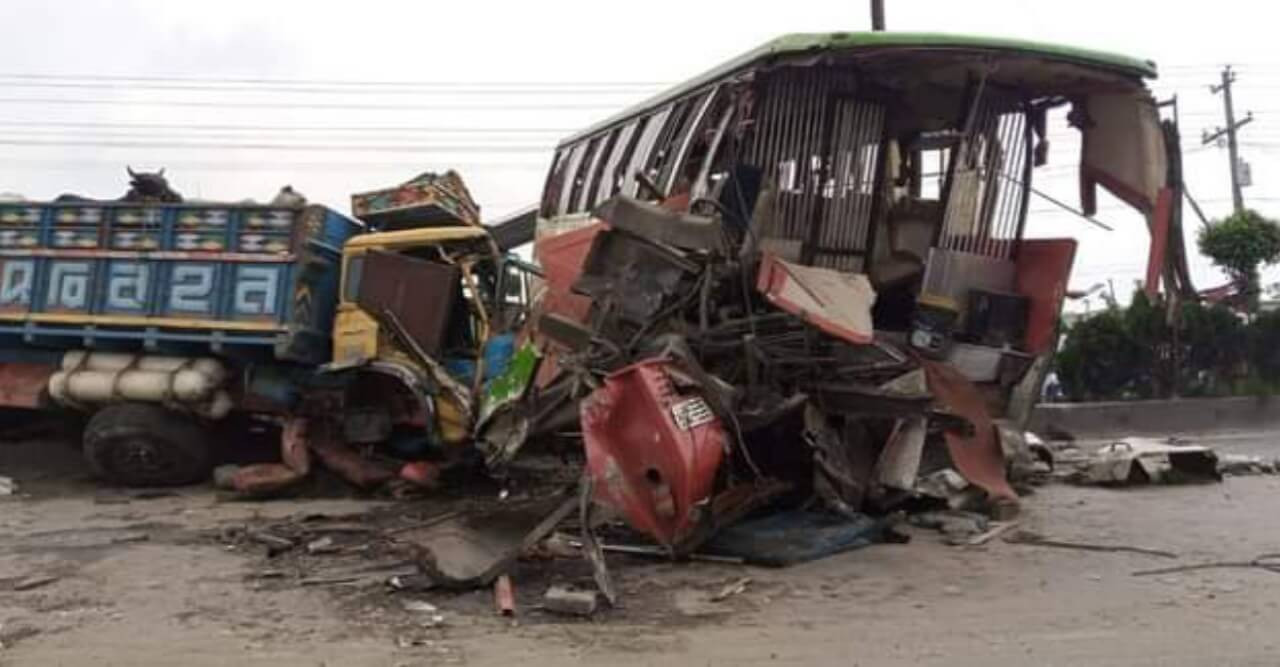 সাভারে সড়ক দুর্ঘটনায় তিন পরমাণু বিজ্ঞানী সহ নিহত ৪