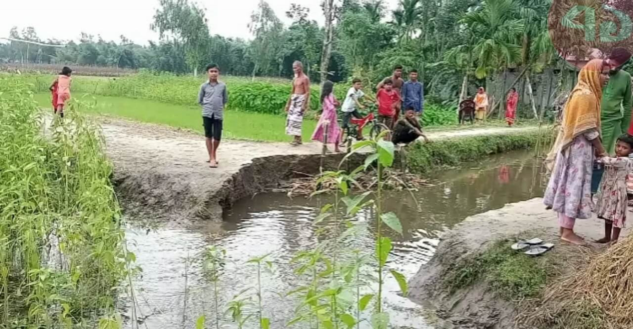 কার্লভার্টের মুখ বন্ধ, ভেঙ্গে গেল মানুষের চলাচলের রাস্তা
