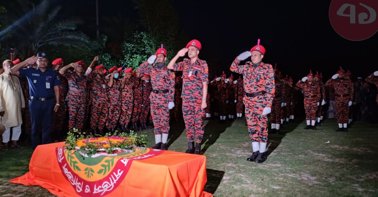 সীতাকুণ্ডে মৃত ফায়ার সার্ভিস কর্মী শাকিলের লাশ দাফন সম্পন্ন