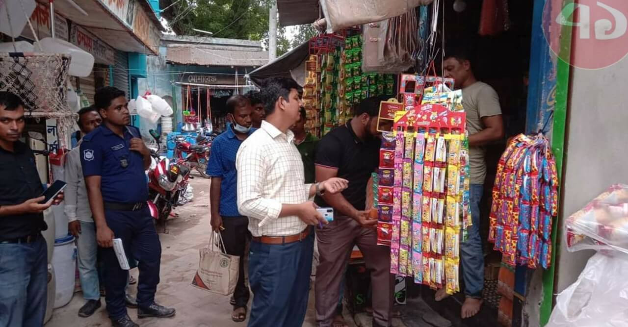 জীবননগরে ভোক্তা অধিকারের অভিযানে নকল পণ্য জব্দ