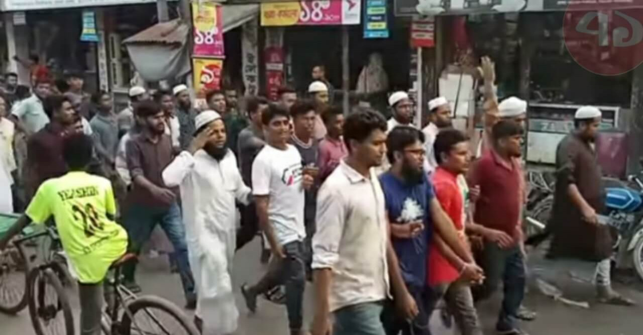 মুহাম্মদ (সাঃ) নিয়ে কটূক্তির প্রতিবাদে সরিষাবাড়ীতে বিক্ষোভ মিছিল